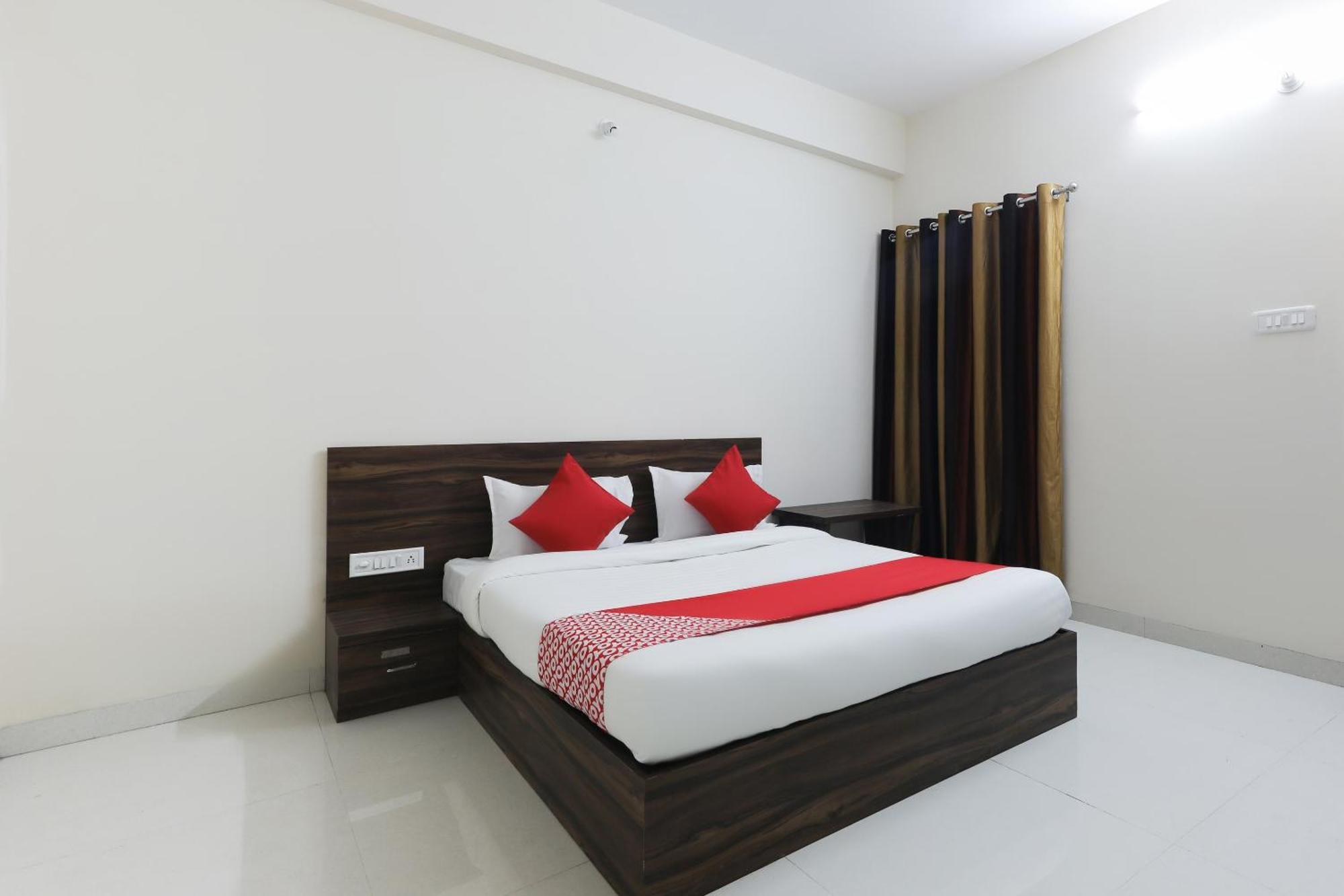 Hotel O La Flora Индор Екстериор снимка