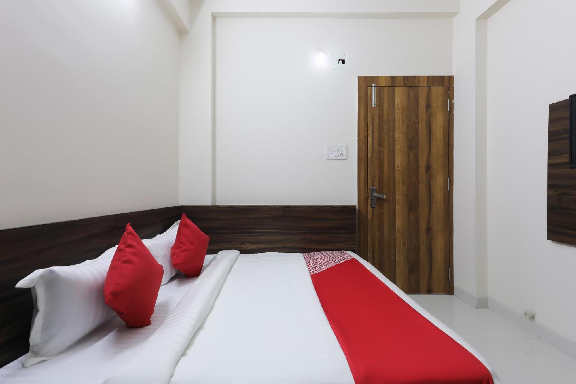 Hotel O La Flora Индор Екстериор снимка