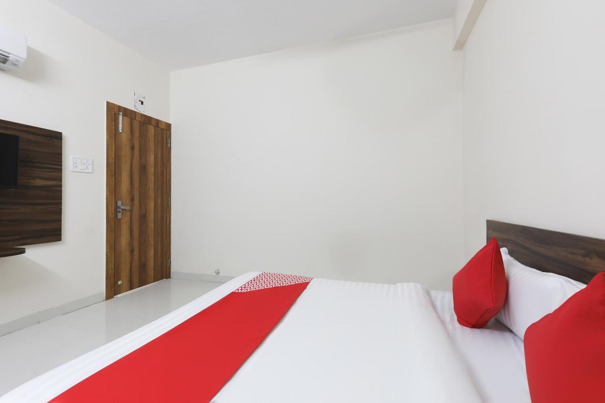 Hotel O La Flora Индор Екстериор снимка