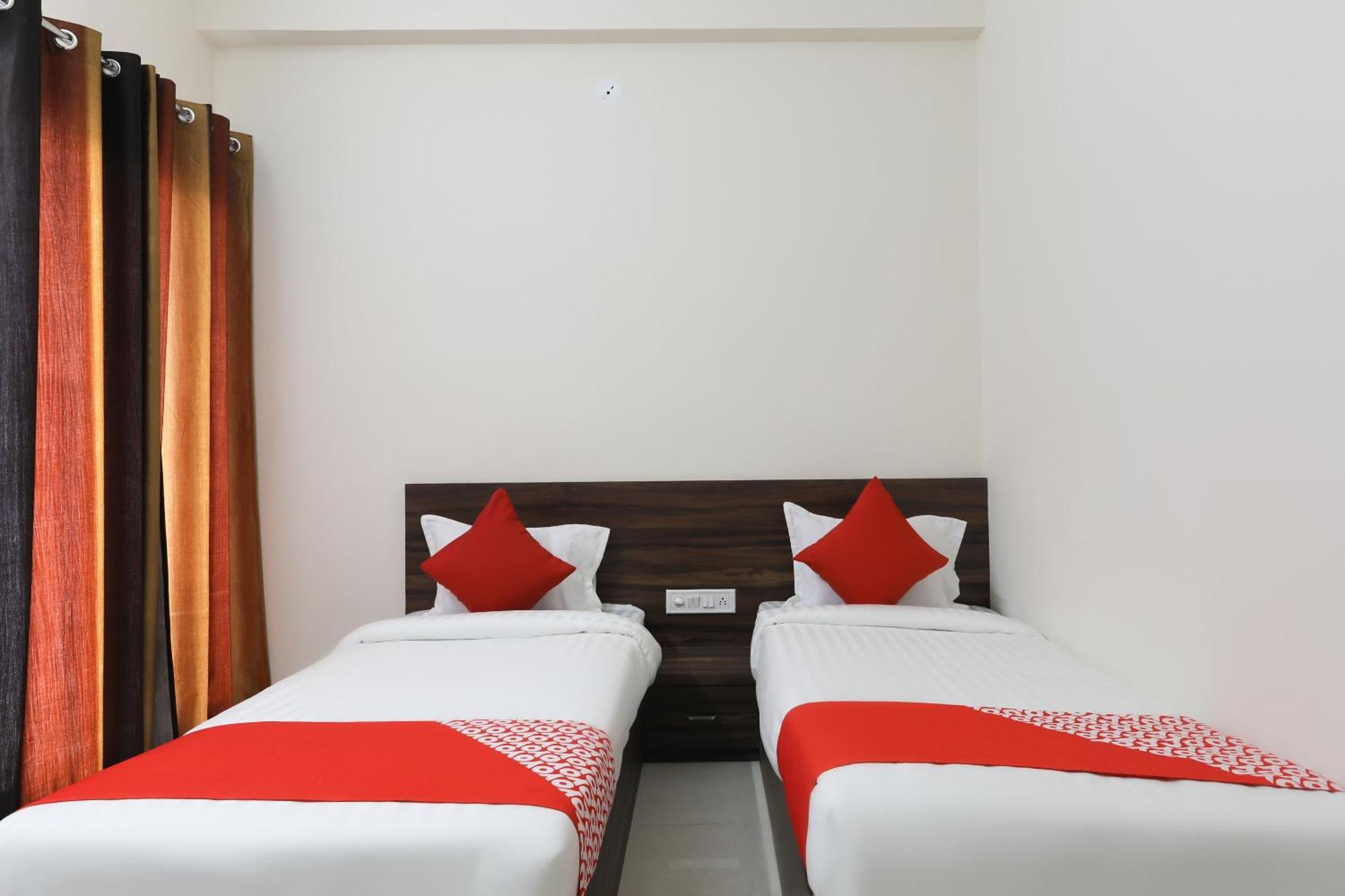 Hotel O La Flora Индор Екстериор снимка