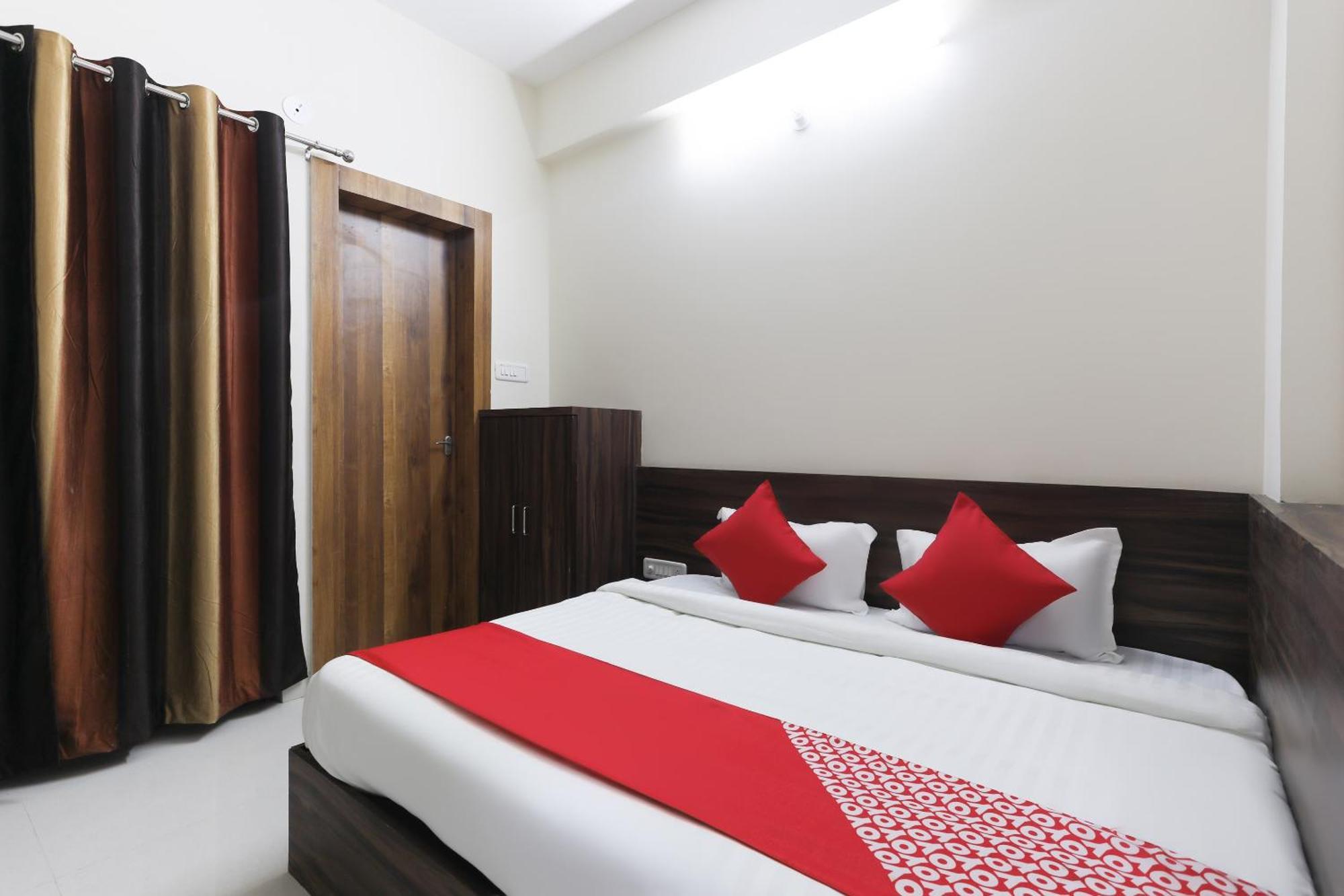 Hotel O La Flora Индор Екстериор снимка