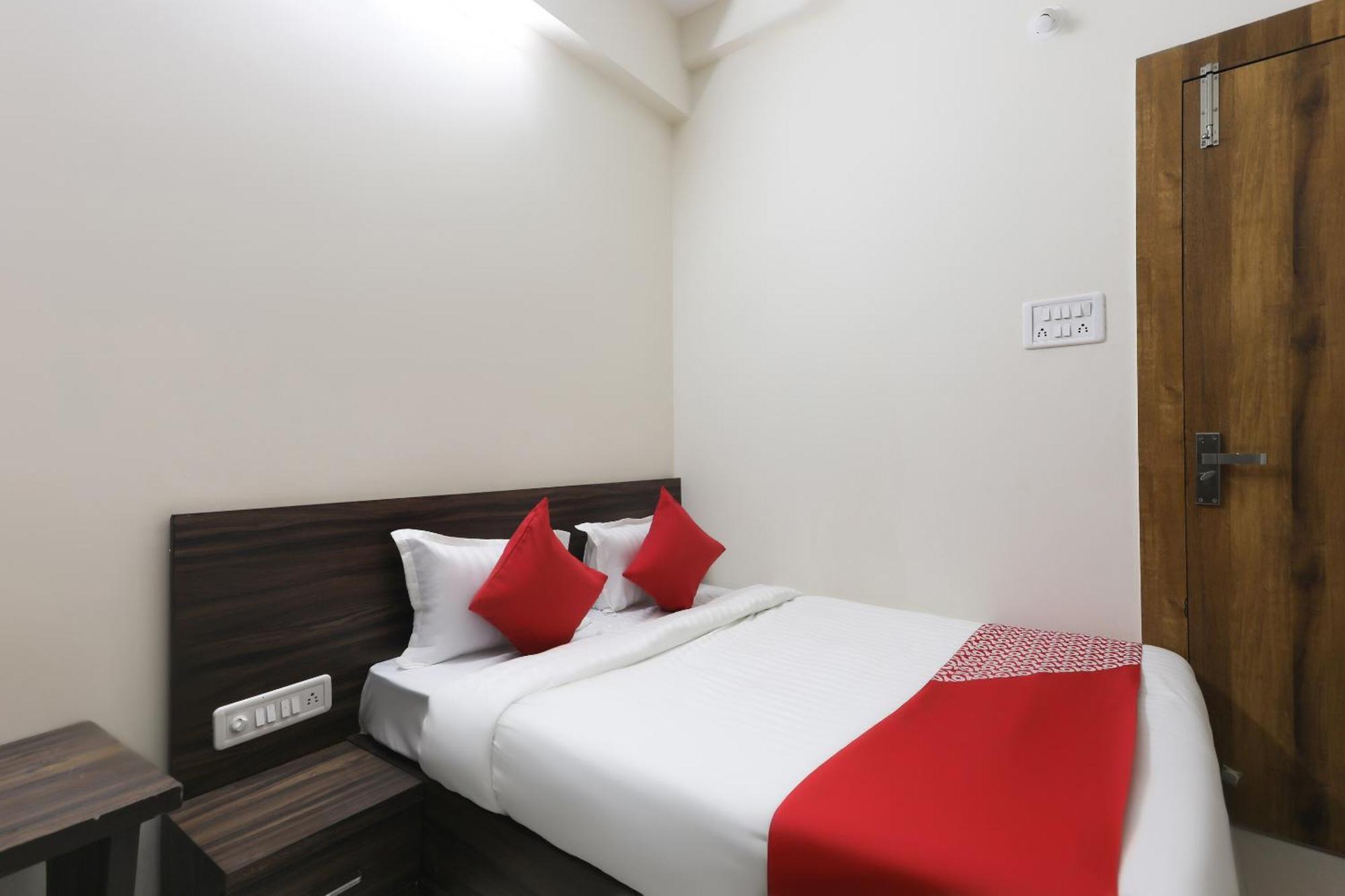 Hotel O La Flora Индор Екстериор снимка