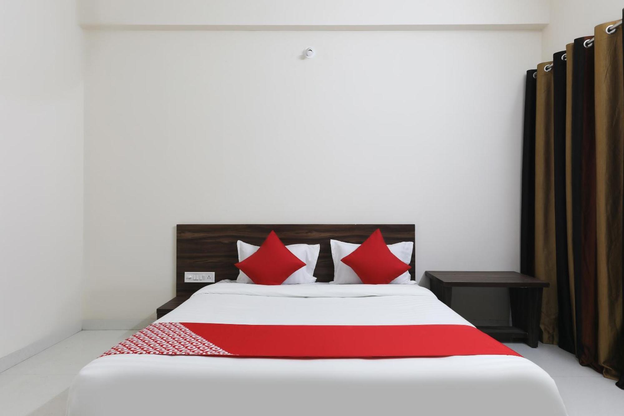 Hotel O La Flora Индор Екстериор снимка