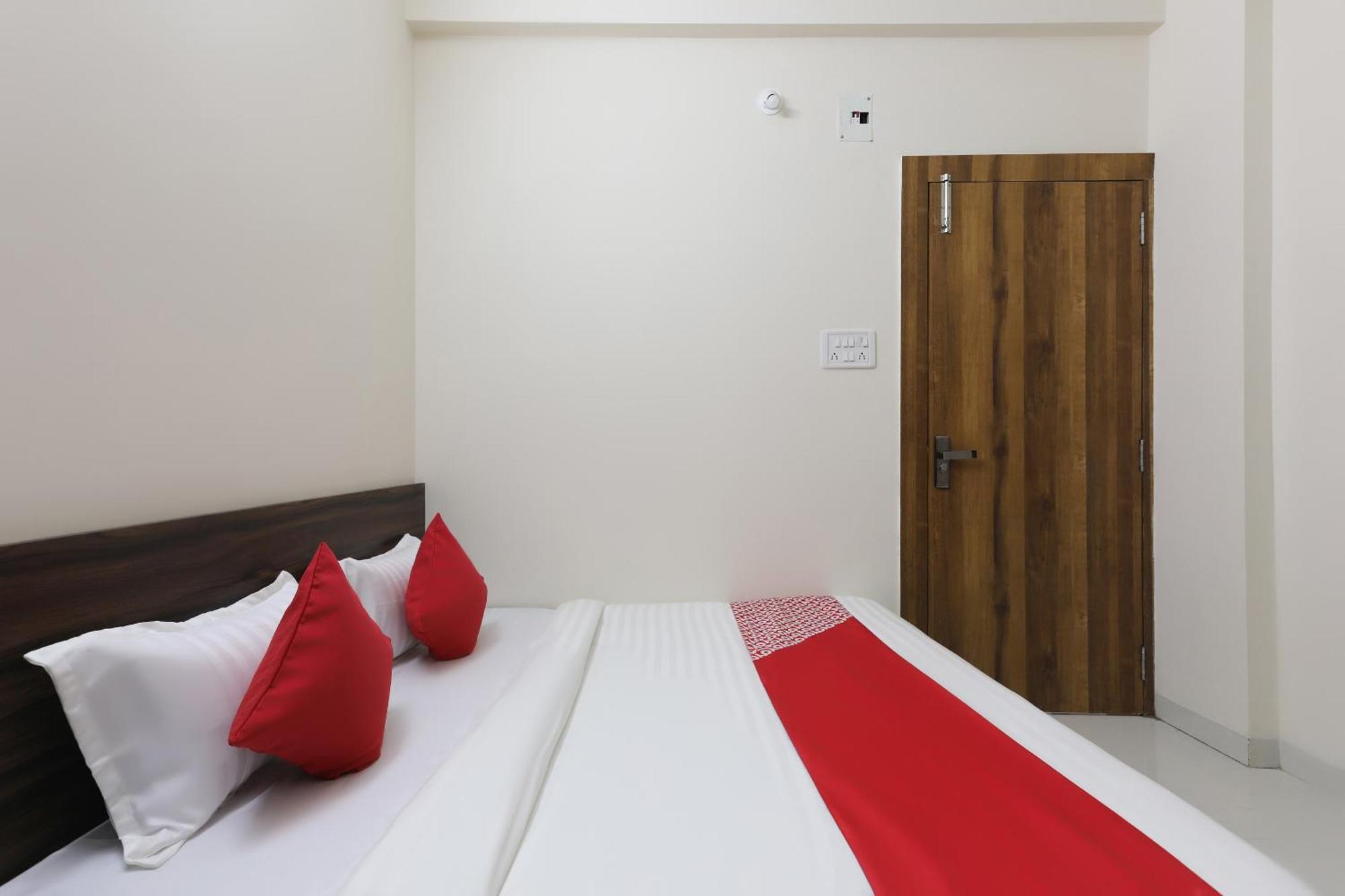 Hotel O La Flora Индор Екстериор снимка