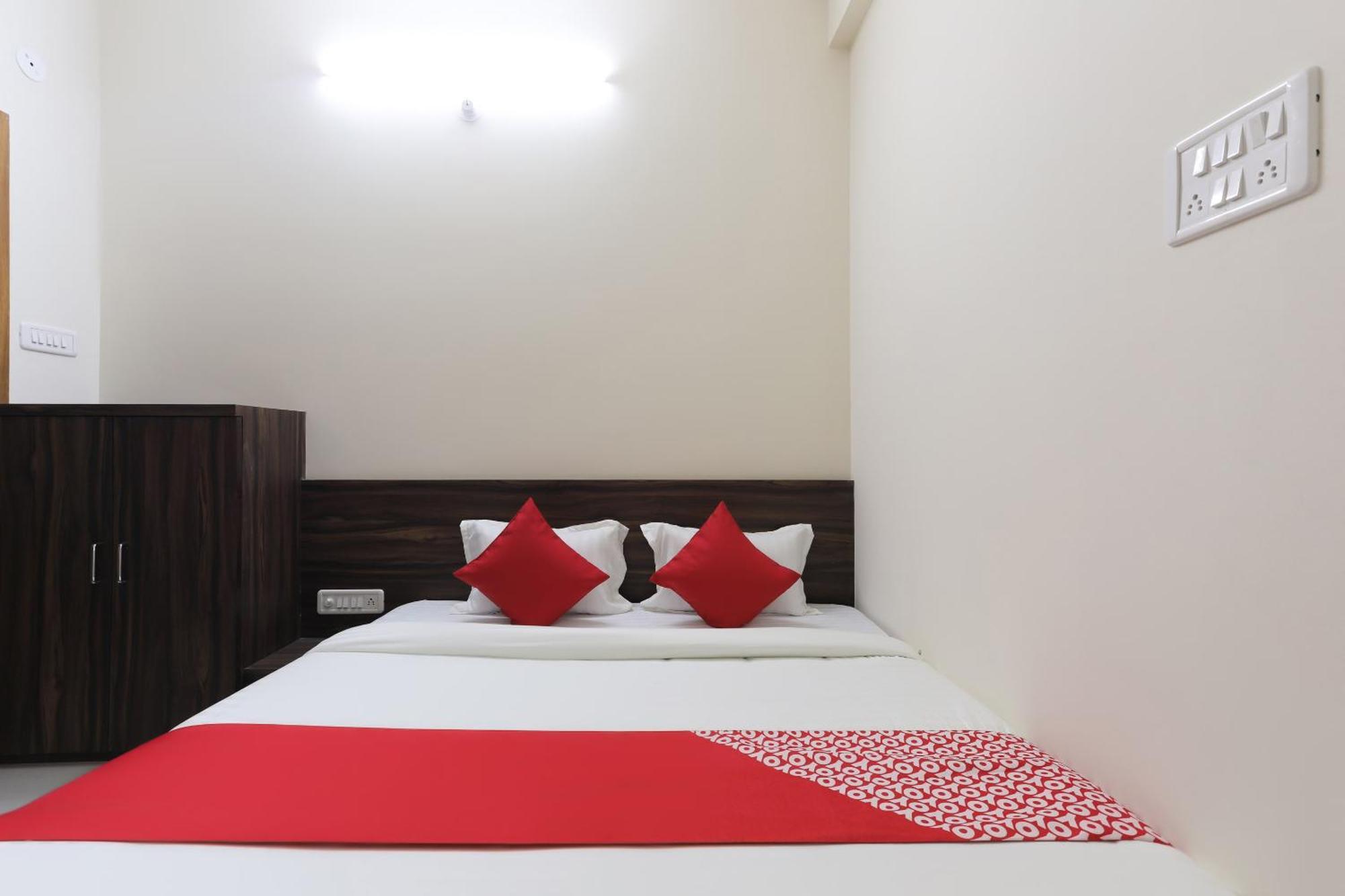 Hotel O La Flora Индор Екстериор снимка