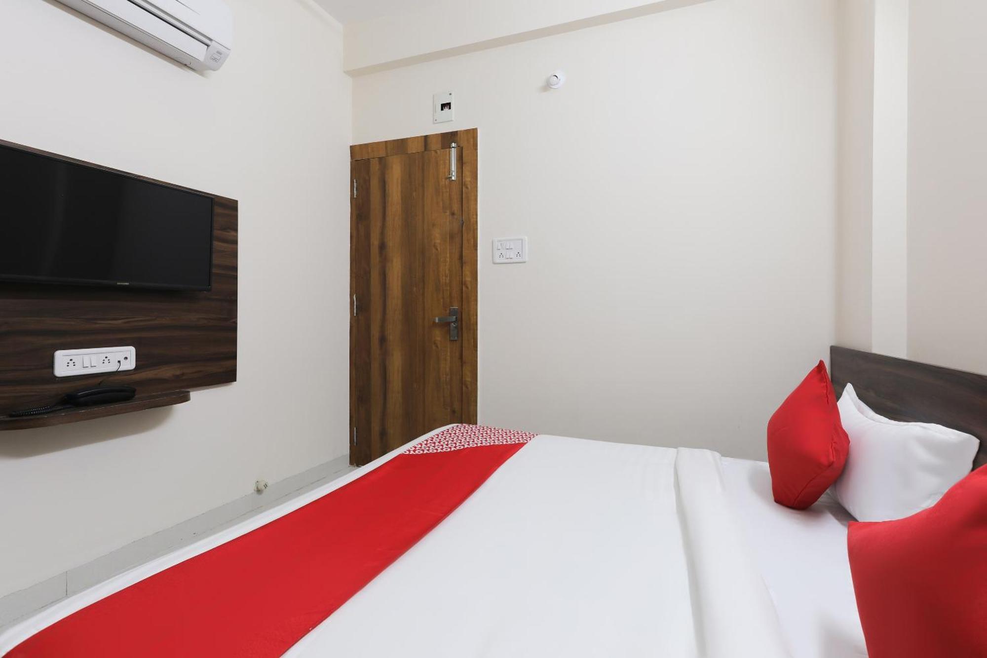Hotel O La Flora Индор Екстериор снимка