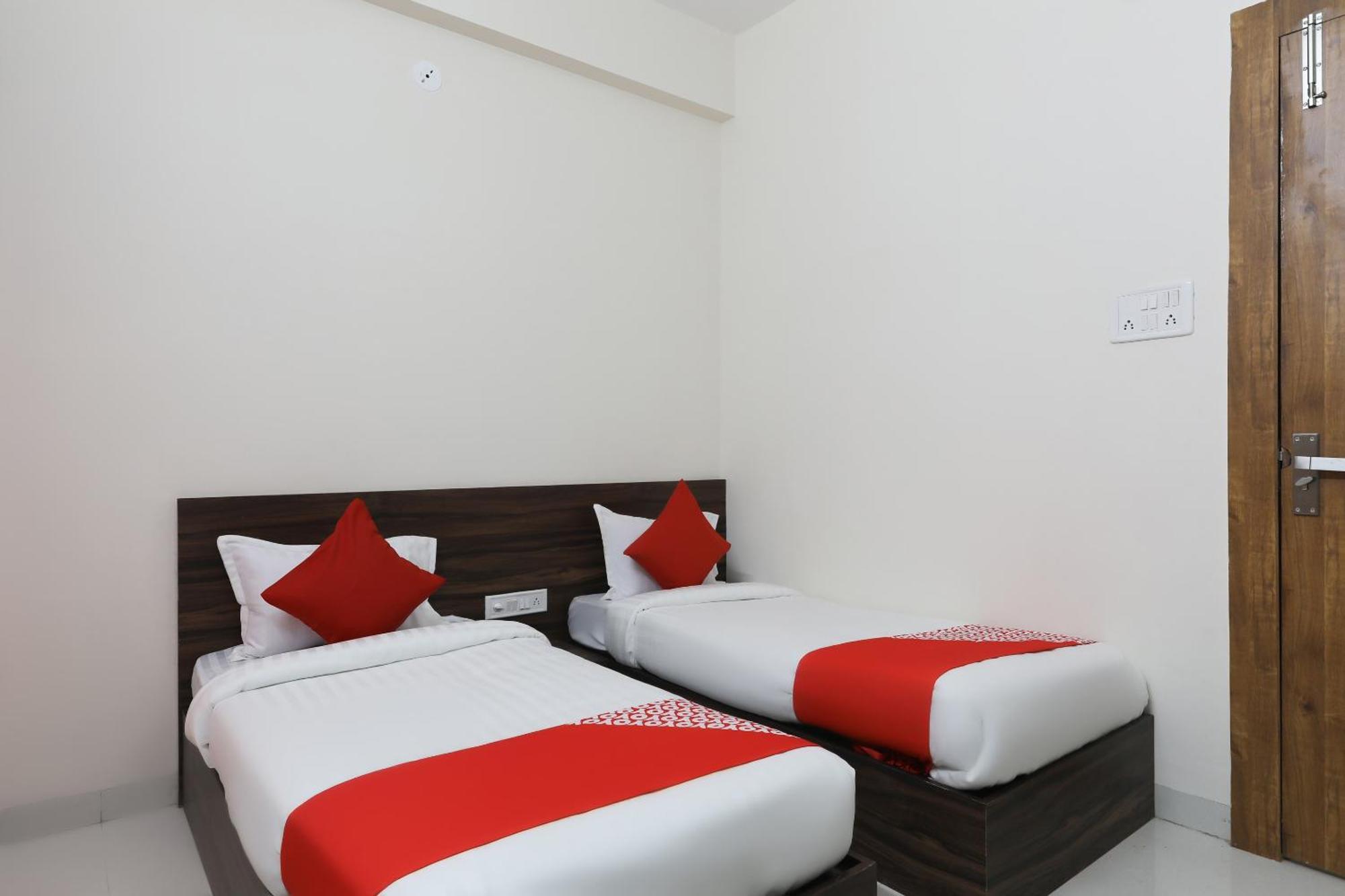 Hotel O La Flora Индор Екстериор снимка
