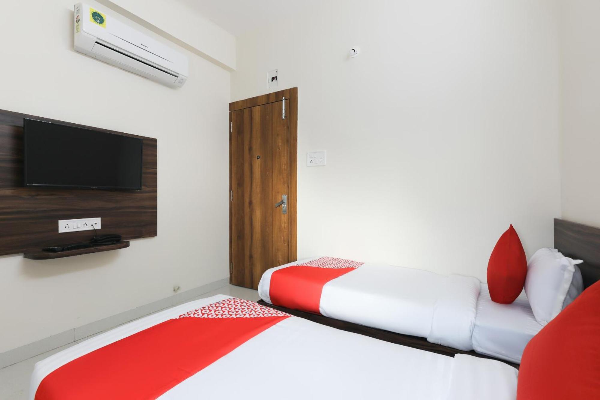 Hotel O La Flora Индор Екстериор снимка