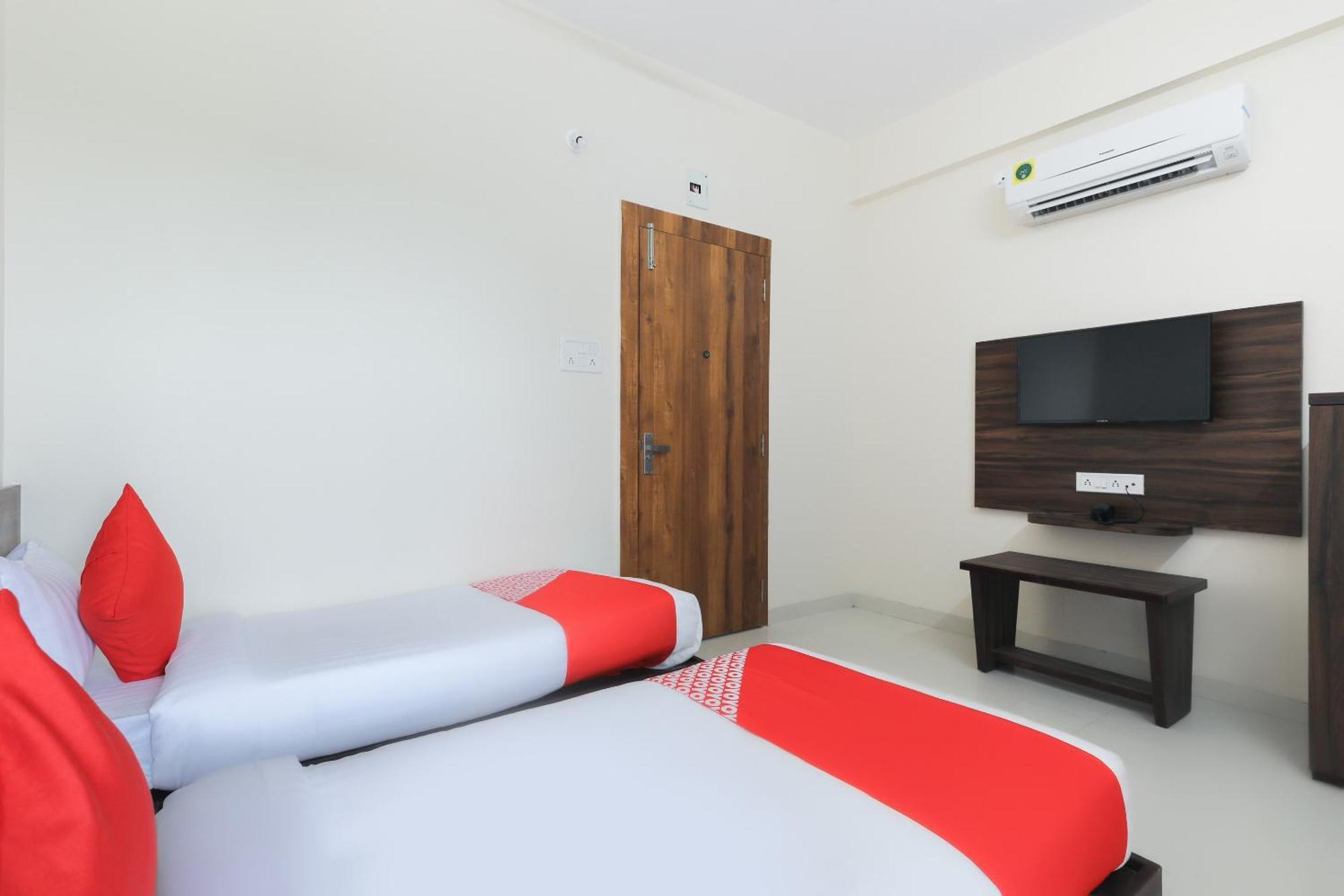 Hotel O La Flora Индор Екстериор снимка