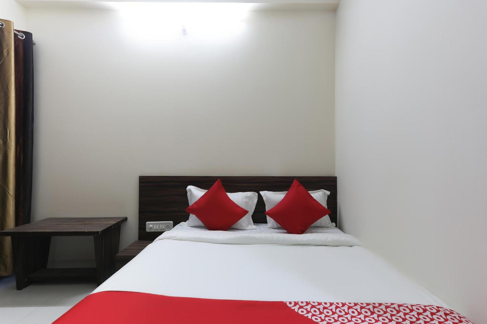 Hotel O La Flora Индор Екстериор снимка