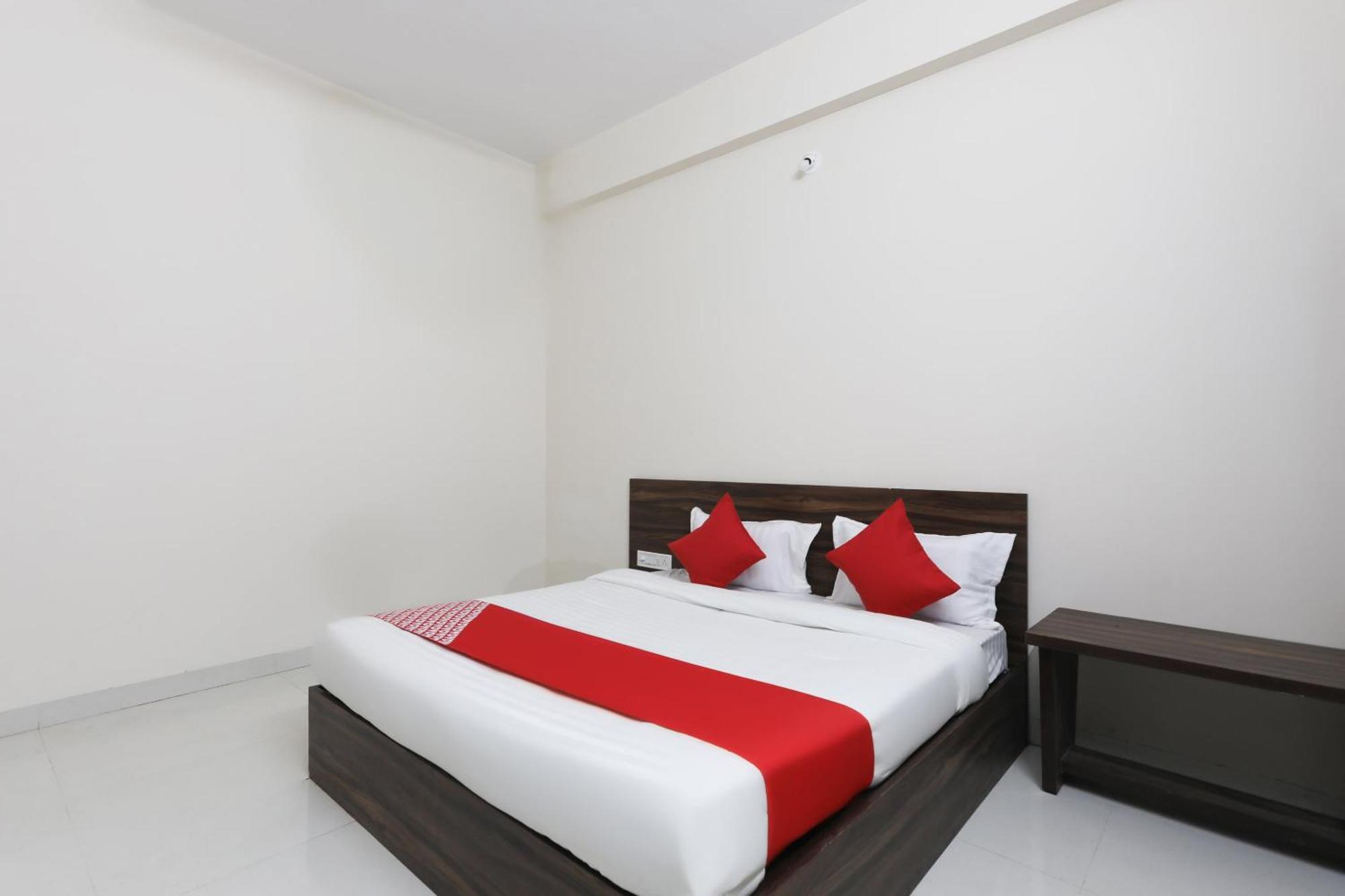 Hotel O La Flora Индор Екстериор снимка