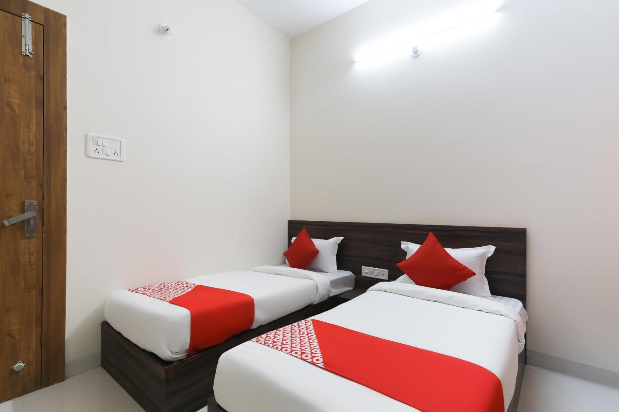 Hotel O La Flora Индор Екстериор снимка