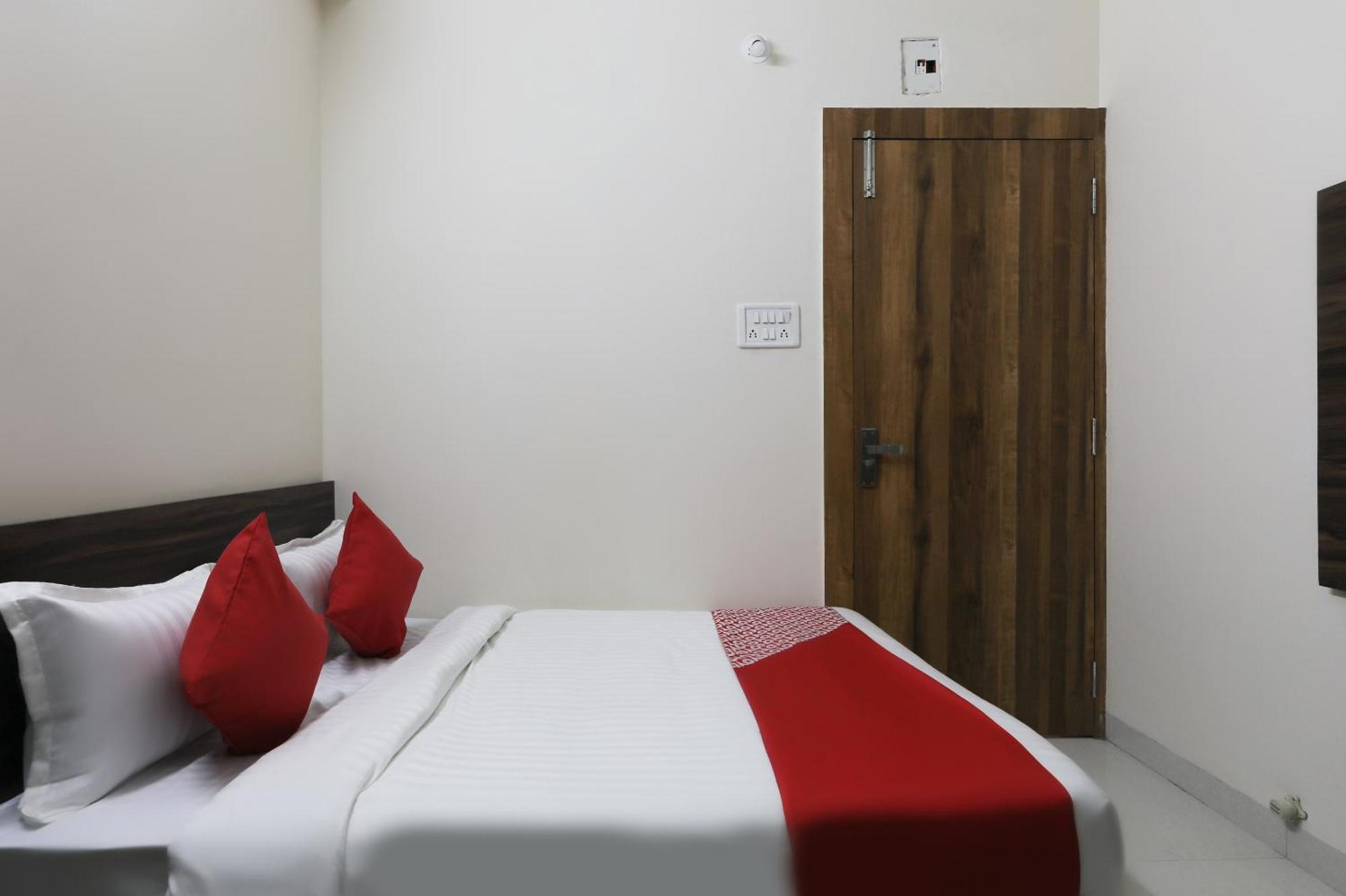 Hotel O La Flora Индор Екстериор снимка