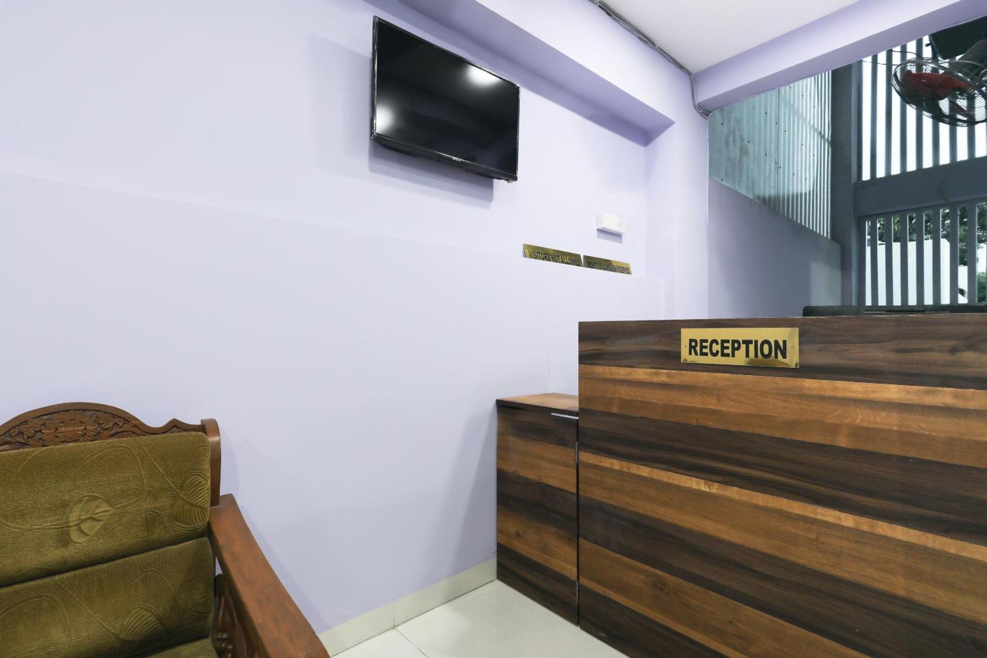 Hotel O La Flora Индор Екстериор снимка