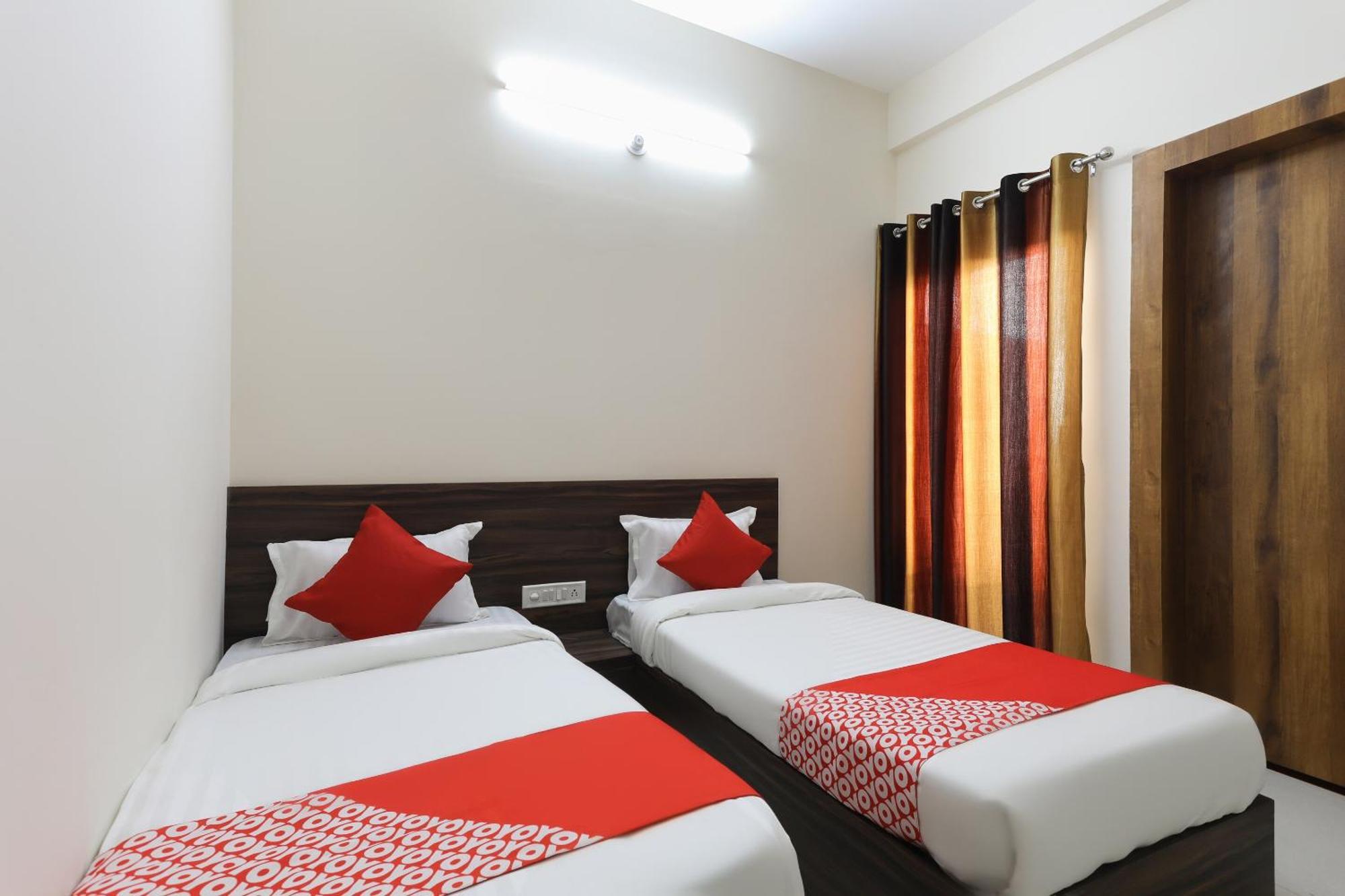 Hotel O La Flora Индор Екстериор снимка
