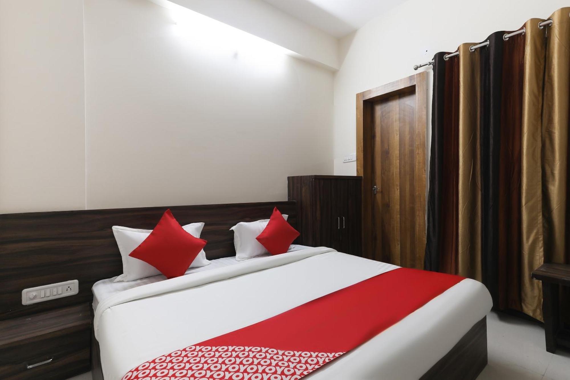 Hotel O La Flora Индор Екстериор снимка