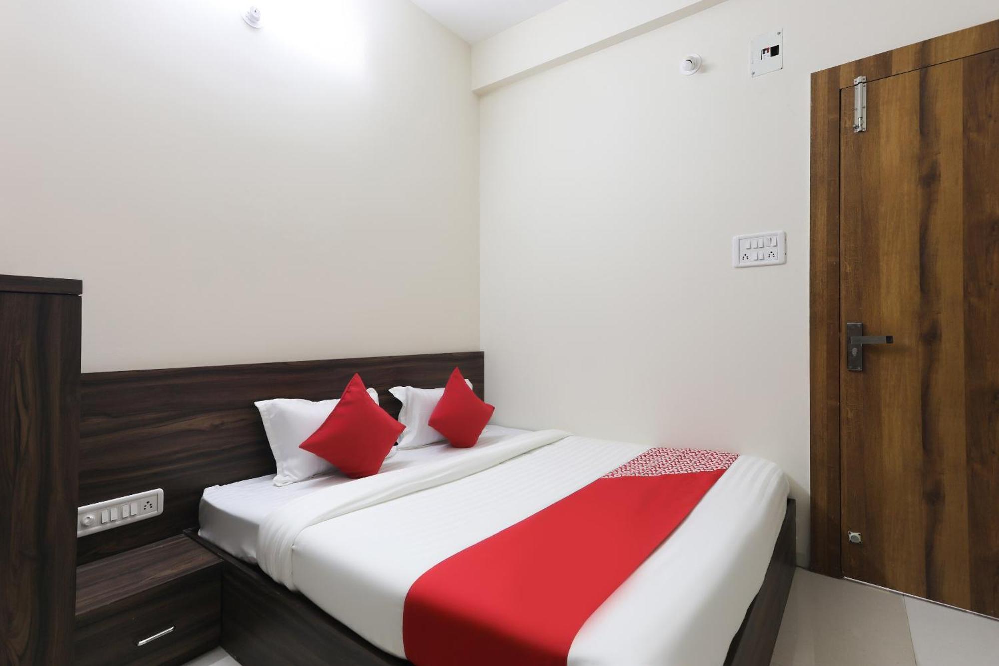Hotel O La Flora Индор Екстериор снимка